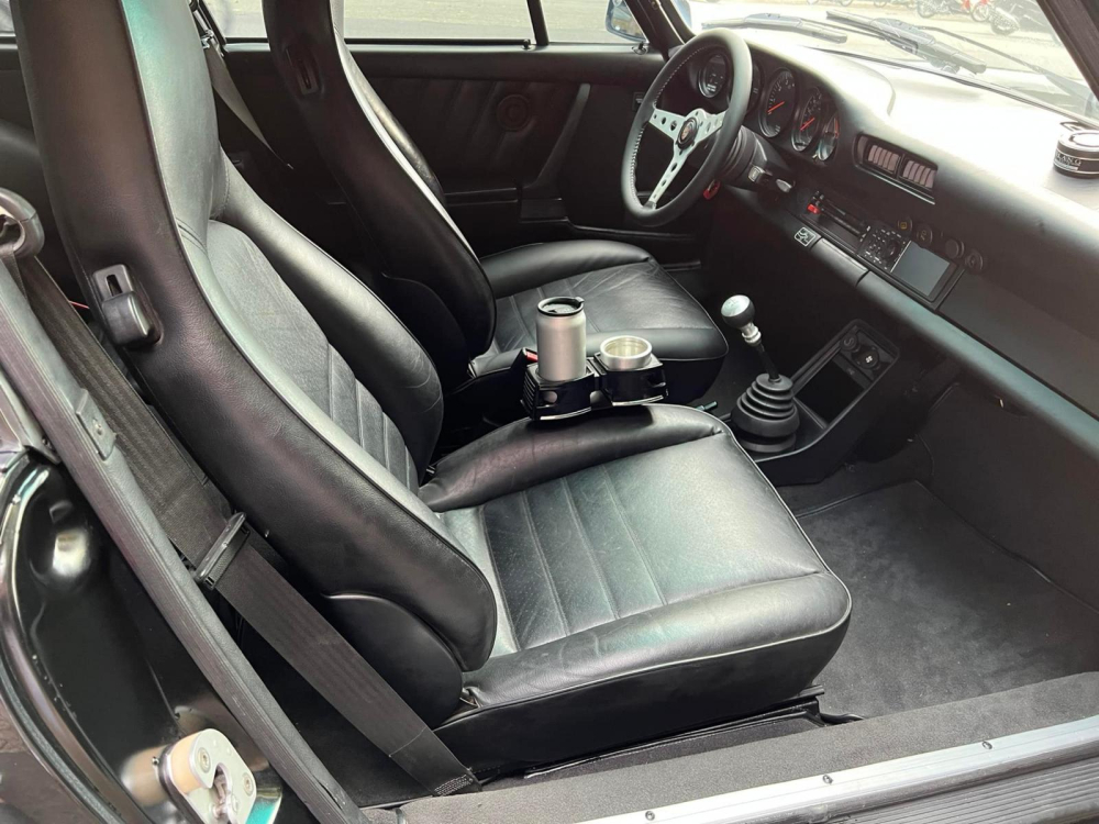 Porsche 930 Turbo Carrera của ông Vũ có thêm khay đựng nước và xe sở hữu hộp số sàn 5 cấp