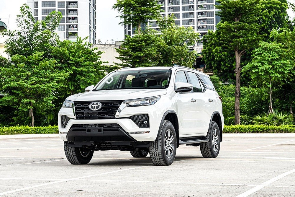 Toyota Fortuner có bình nhiên liệu dung tích 80 lít, chủ xe sẽ cần chi 2,630 triệu đồng để đổ đầy bình. Toyota Fortuner có bình nhiên liệu dung tích 80 lít, chủ xe sẽ cần chi 2,630 triệu đồng để đổ đầy bình.