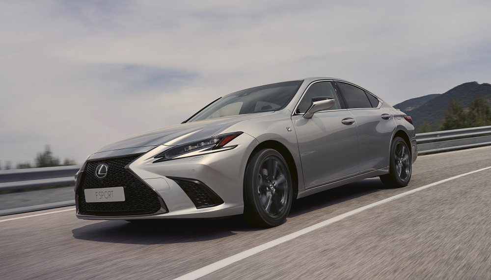 Trên chắn bùn trước của Lexus ES F Sport 2023 còn có logo riêng Trên chắn bùn trước của Lexus ES F Sport 2023 còn có logo riêng