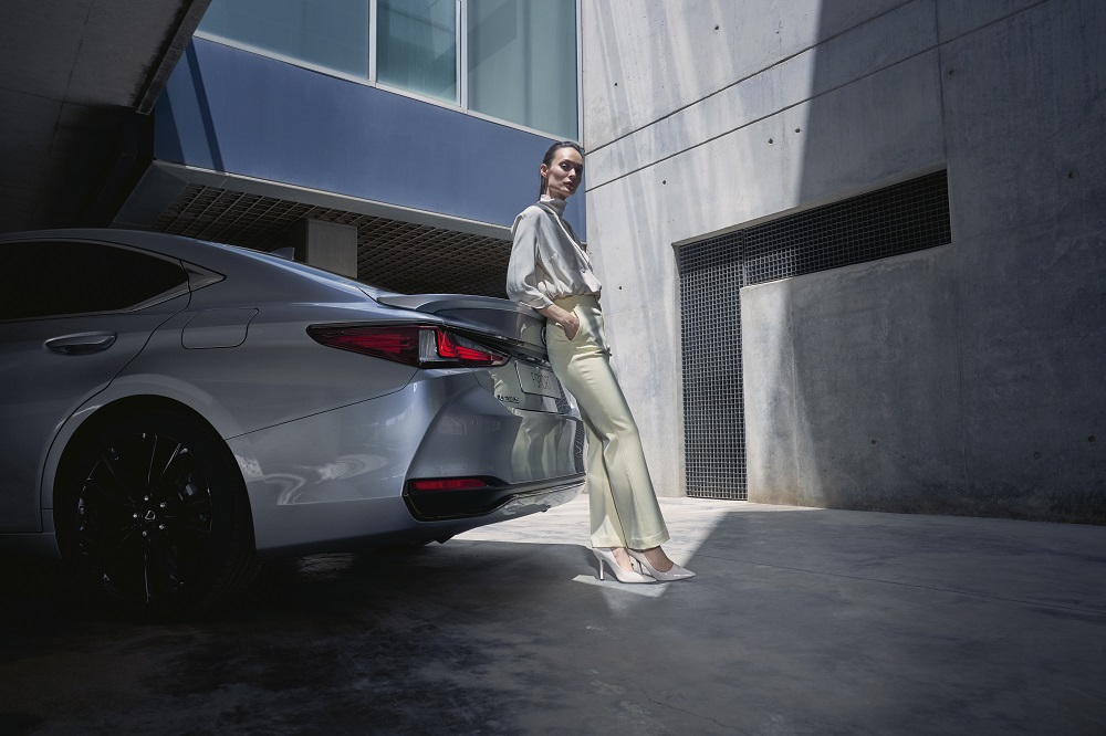 Vành 19 inch màu đen của Lexus ES F SPORT 2023 Vành 19 inch màu đen của Lexus ES F SPORT 2023