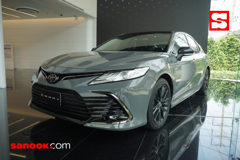 Chiếc Toyota Camry 60th Anniversary 2022 màu xám xi măng Chiếc Toyota Camry 60th Anniversary 2022 màu xám xi măng