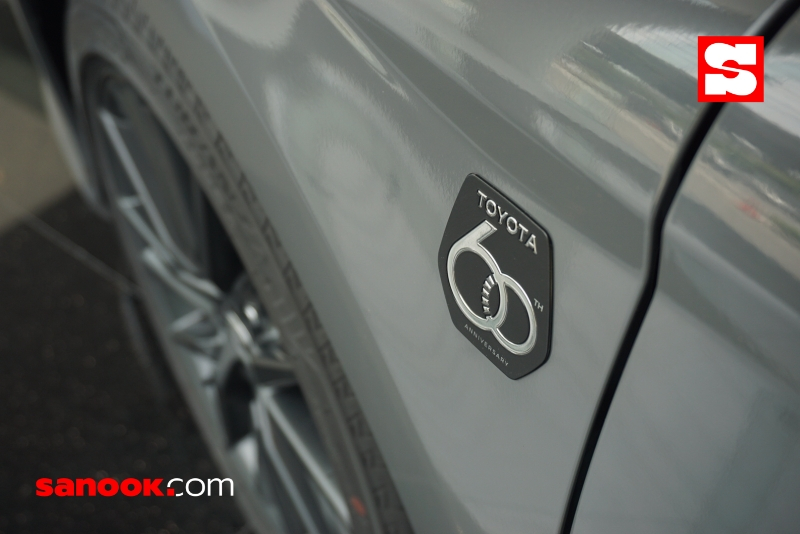 Logo trên chắn bùn trước của Toyota Camry 60th Anniversary 2022 Logo trên chắn bùn trước của Toyota Camry 60th Anniversary 2022