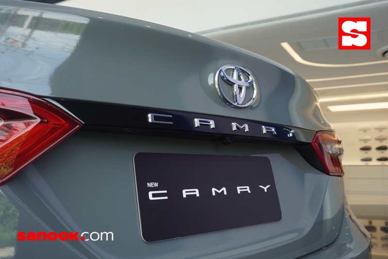 Nẹp giữa 2 đèn hậu của Toyota Camry 60th Anniversary 2022 Nẹp giữa 2 đèn hậu của Toyota Camry 60th Anniversary 2022