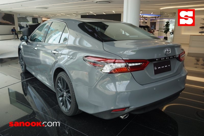 Màu xám xi măng này là đề-can dành cho Toyota Camry 60th Anniversary 2022 Màu xám xi măng này là đề-can dành cho Toyota Camry 60th Anniversary 2022