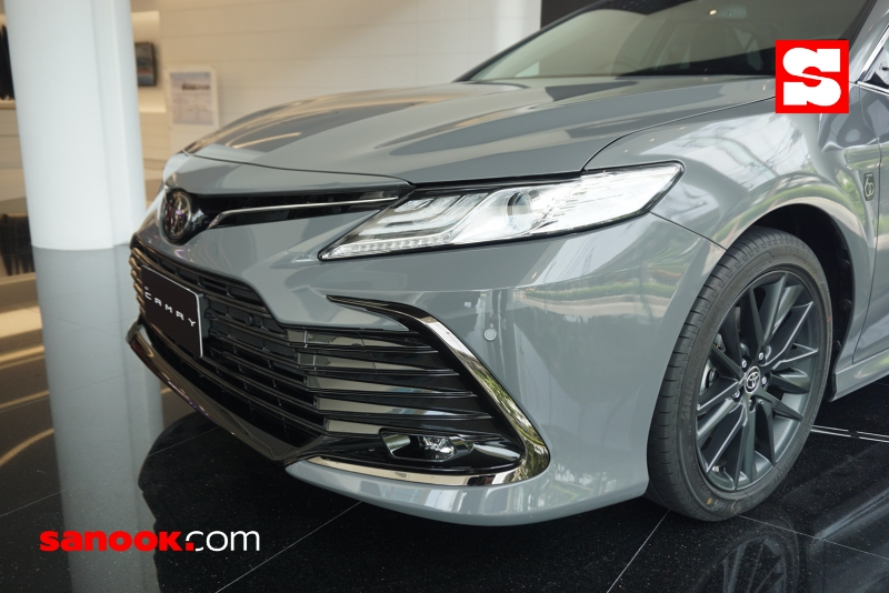 Nẹp chữ C mạ crôm của Toyota Camry 60th Anniversary 2022 Nẹp chữ C mạ crôm của Toyota Camry 60th Anniversary 2022
