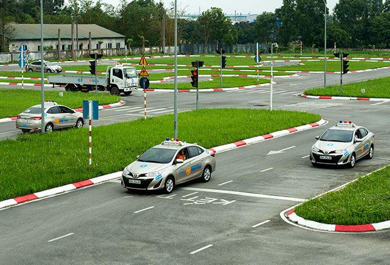 Nhiều người cho rằng, thay vì học phần thi phần mềm mô phỏng thì tăng thêm thời gian học thực tế sẽ hữu ích hơn. Nhiều người cho rằng, thay vì học phần thi phần mềm mô phỏng thì tăng thêm thời gian học thực tế sẽ hữu ích hơn.