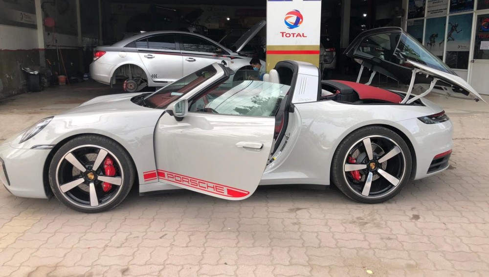 Porsche 911 Targa 4S 992 đang mở mui Porsche 911 Targa 4S 992 đang mở mui
