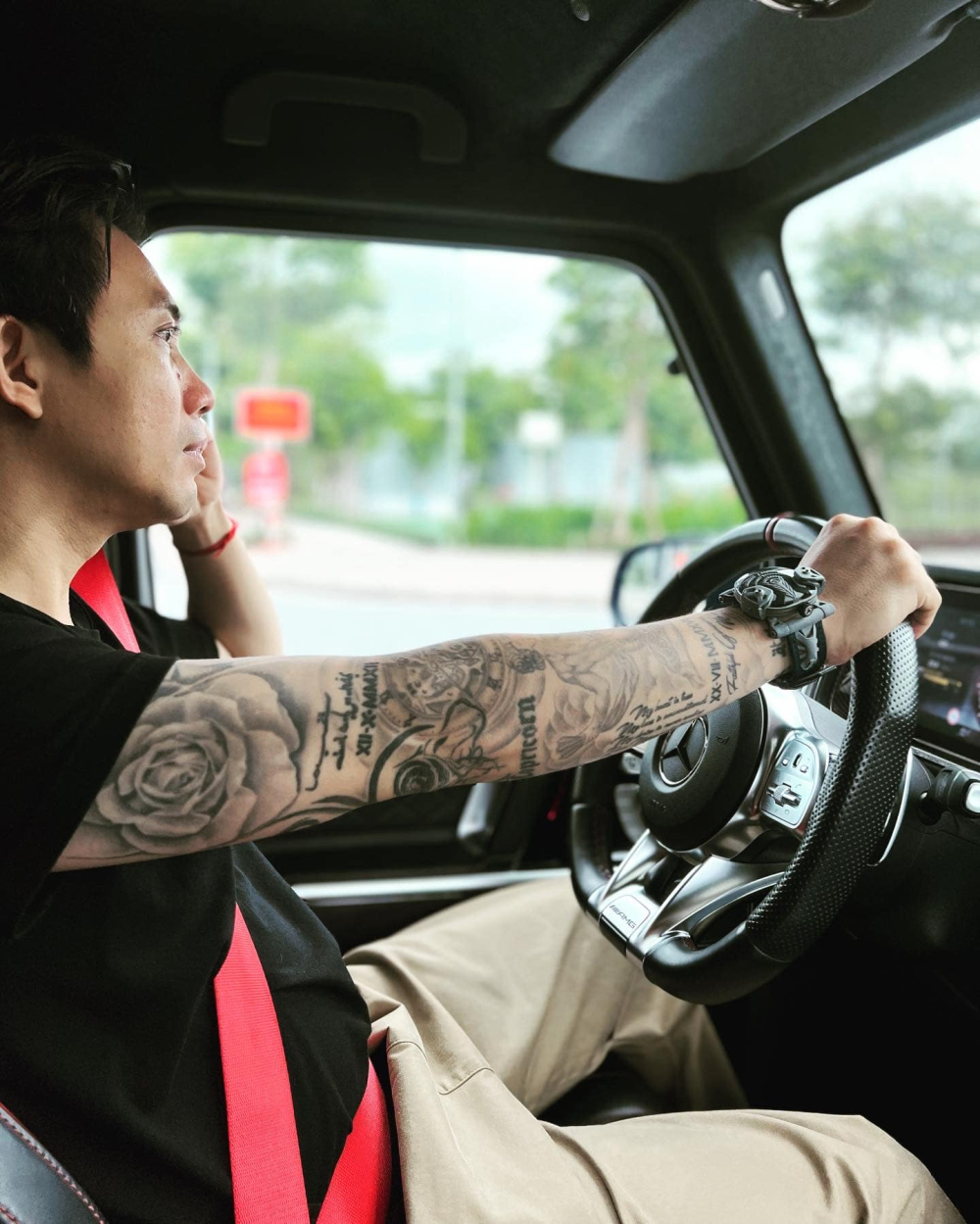 Chia sẻ ảnh lái xe Mercedes-AMG G63, nhưng cư dân mạng lại dán mắt vào đồng hồ siêu lạ của Minh Chia sẻ ảnh lái xe Mercedes-AMG G63, nhưng cư dân mạng lại dán mắt vào đồng hồ siêu lạ của Minh Nhựa