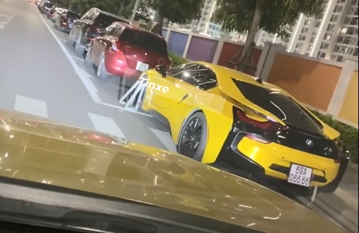 Đỗ xe sai quy định, BMW i8 biển tứ quý 6 bị khóa bánh ngay lập tức Đỗ xe sai quy định, BMW i8 biển tứ quý 6 bị khóa bánh ngay lập tức