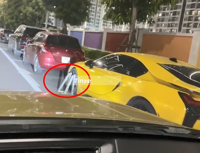 Xe BMW i8 này bị khóa 1 bánh bên tài vì chủ nhân đỗ đè lên vạch kẻ đường dành cho người đi bộ Xe BMW i8 này bị khóa 1 bánh bên tài vì chủ nhân đỗ đè lên vạch kẻ đường dành cho người đi bộ