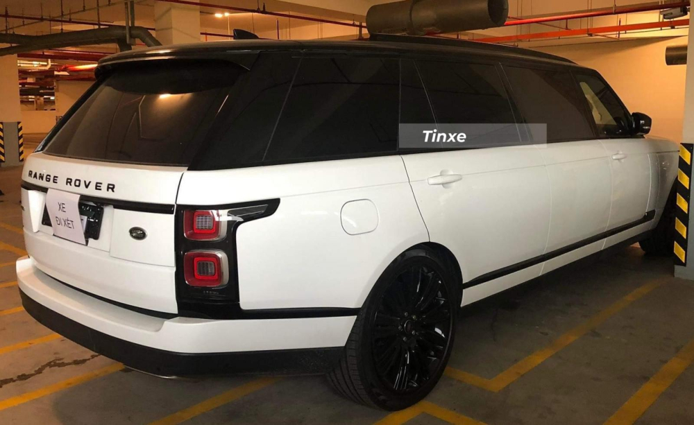 Chiếc xe Range Rover Autobiography XXL Limousine này được dán tờ giấy Chiếc xe Range Rover Autobiography XXL Limousine này được dán tờ giấy Xe đi xét