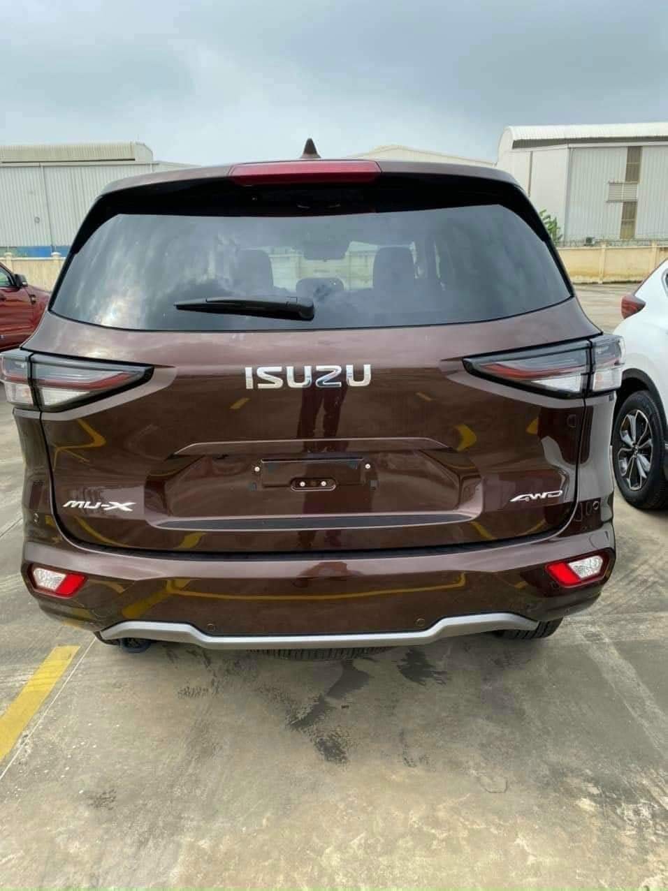 Thiết kế đuôi sau của Isuzu mu-X 2022.