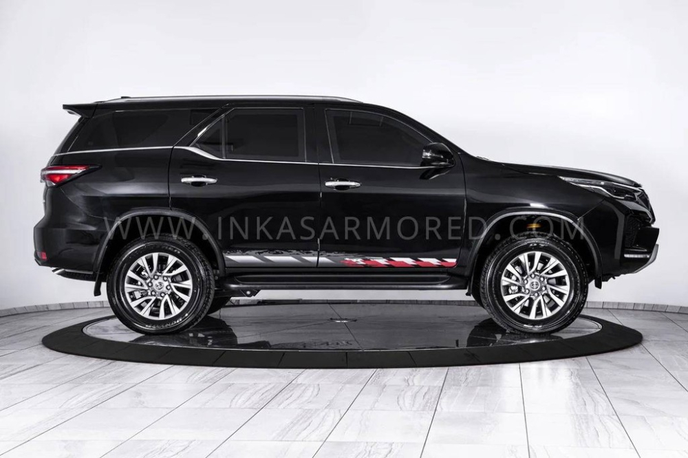 Chiếc Toyota Fortuner còn dùng lốp runflat tiêu chuẩn