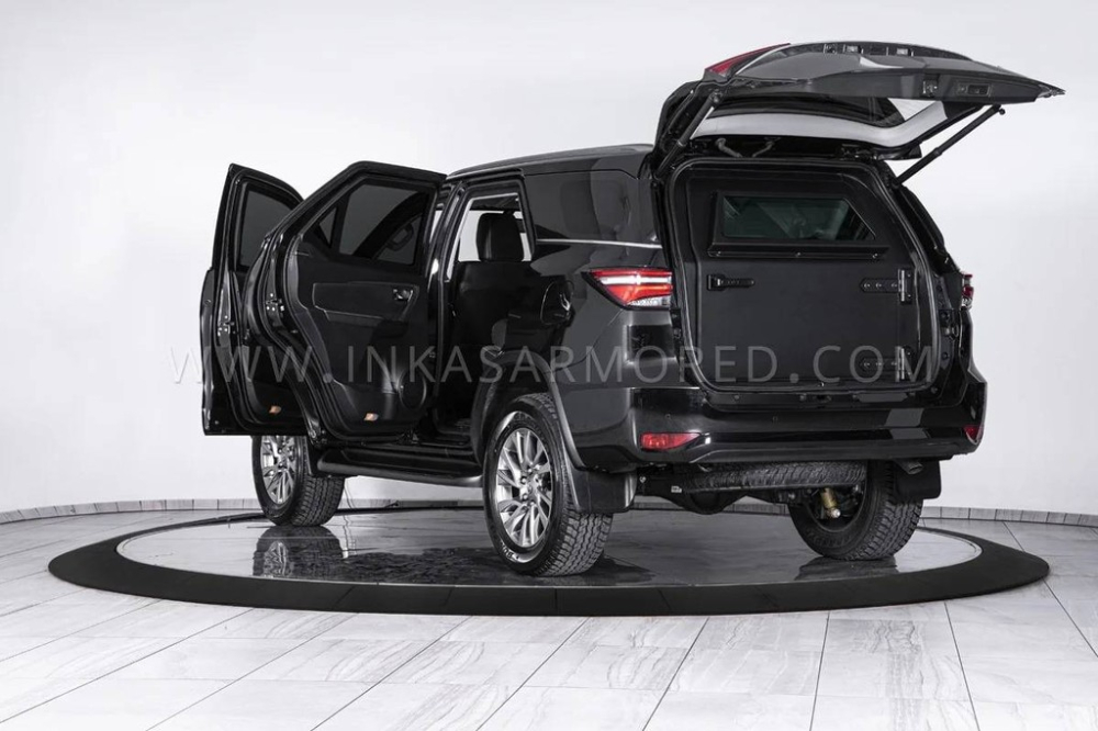 Hãng INKAS còn có những trang bị tùy chọn khác dành cho chiếc Toyota Fortuner bọc thép chống đạn
