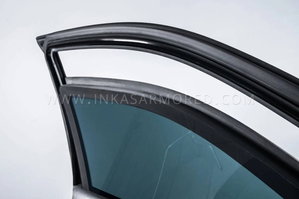 Kính chống đạn của chiếc Toyota Fortuner bọc thép