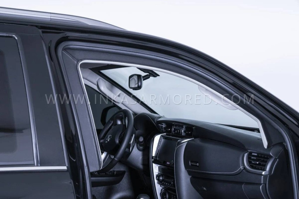 Hình ảnh hé lộ nội thất bên trong Toyota Fortuner bọc thép chống đạn