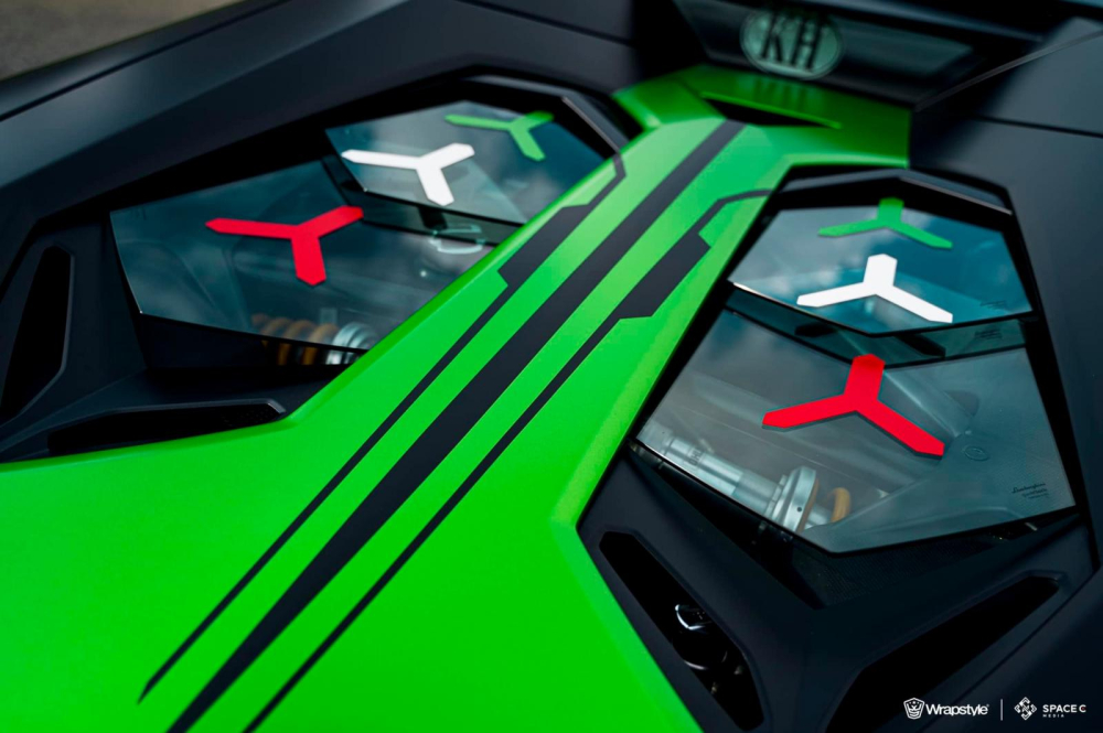 Nắp khoang động cơ của xe được trang trí thêm các điểm nhấn rất Lamborghini Nắp khoang động cơ của xe được trang trí thêm các điểm nhấn rất Lamborghini