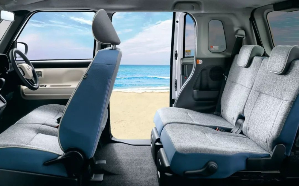 2 hàng ghế của Daihatsu Move Canbus 2022 phiên bản Stripes 2 hàng ghế của Daihatsu Move Canbus 2022 phiên bản Stripes
