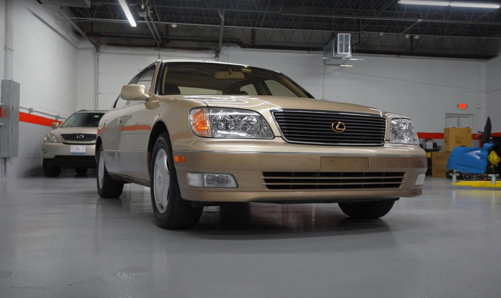 Chiếc Lexus LS400 này là xe được truyền từ đời cha đến đời con Chiếc Lexus LS400 này là xe được truyền từ đời cha đến đời con