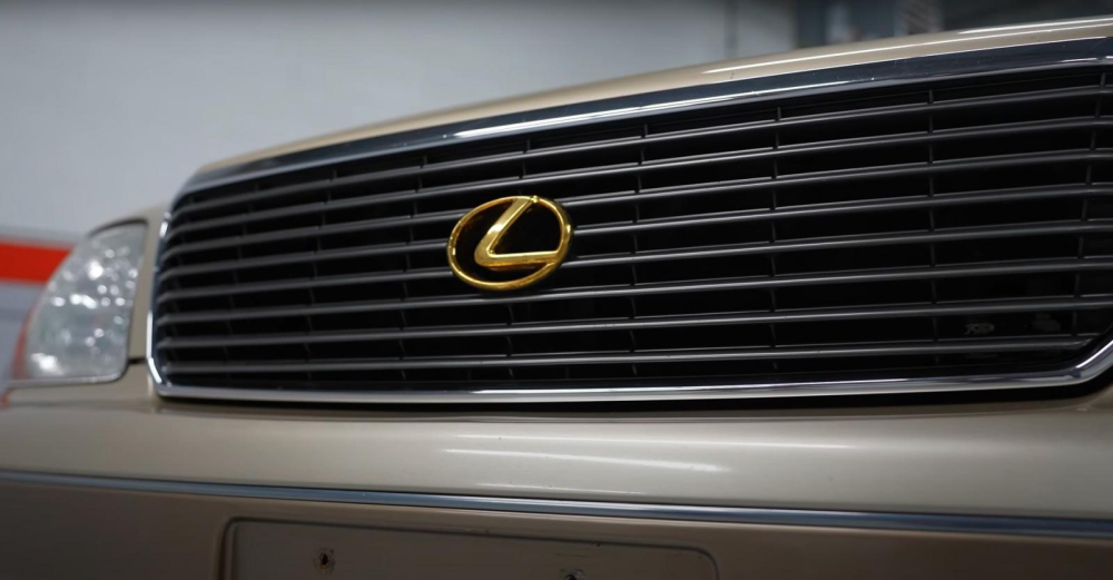 Logo Lexus màu vàng kim của chiếc Lexus LS400 Logo Lexus màu vàng kim của chiếc Lexus LS400