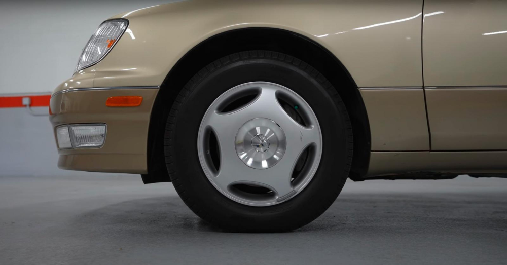 Vành la-zăng bóng sáng của chiếc Lexus LS400 Vành la-zăng bóng sáng của chiếc Lexus LS400