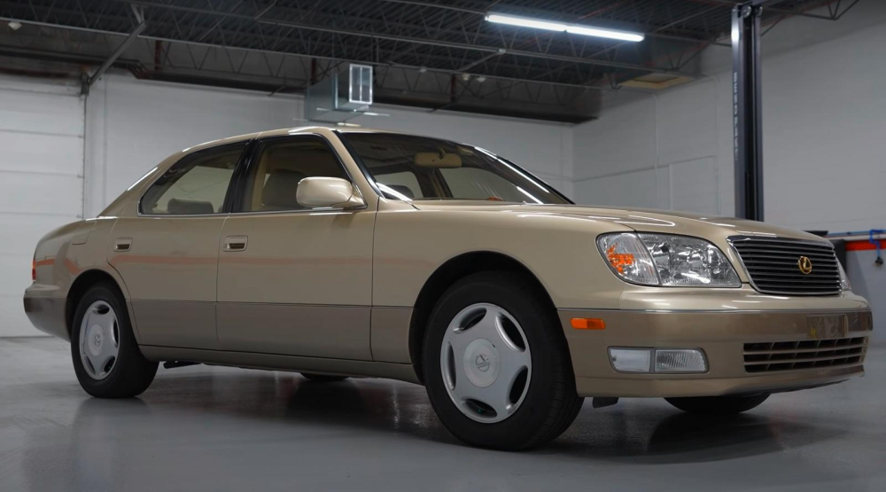 Màu sơn ngoại thất gần như hoàn hảo sau 23 năm sử dụng của chiếc Lexus LS400 Màu sơn ngoại thất gần như hoàn hảo sau 23 năm sử dụng của chiếc Lexus LS400