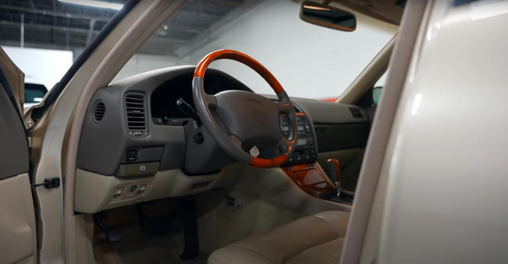 Nội thất của chiếc Lexus LS400 vẫn toát lên vẻ sang trọng và thanh lịch như ban đầu Nội thất của chiếc Lexus LS400 vẫn toát lên vẻ sang trọng và thanh lịch như ban đầu