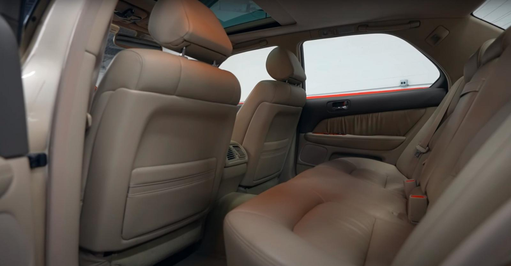 Da của chiếc Lexus LS400 như chưa từng được sử dụng Da của chiếc Lexus LS400 như chưa từng được sử dụng