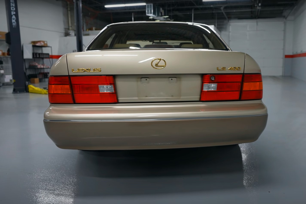 Đèn pha và đèn hậu của chiếc Lexus LS400 cũng không có tì vết của thời gian Đèn pha và đèn hậu của chiếc Lexus LS400 cũng không có tì vết của thời gian