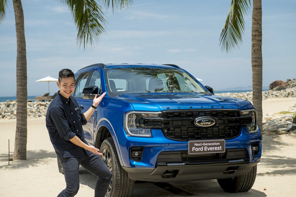 Hình ảnh Max Tran bên chiếc Ford Everest Sport mà mình tạo ra.