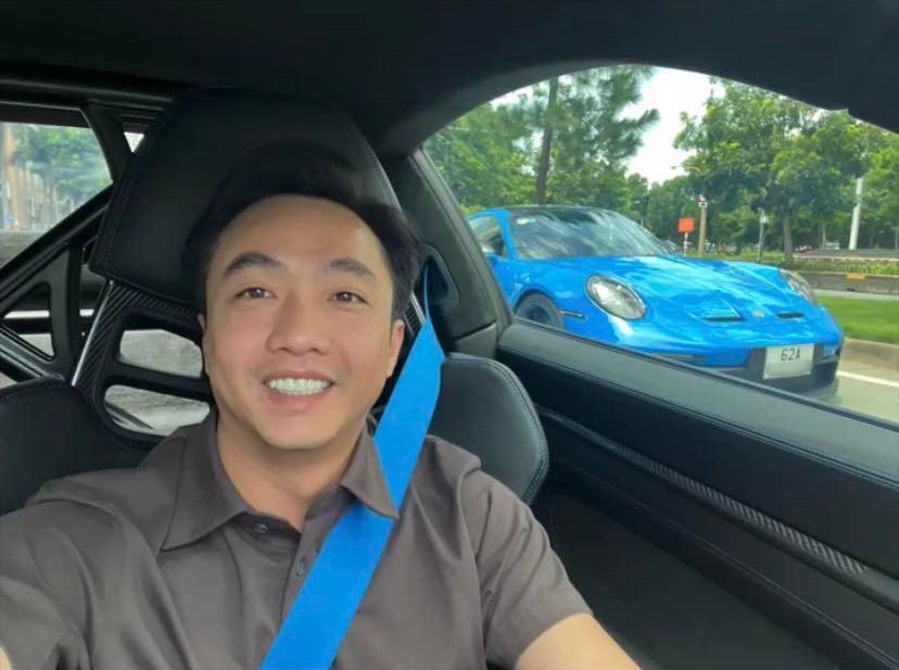 Cường Đô-la hào hứng chia sẻ cảm giá lái xe Porsche 911 GT3 992 cùng người bạn thân lâu năm lên mạng xã hội