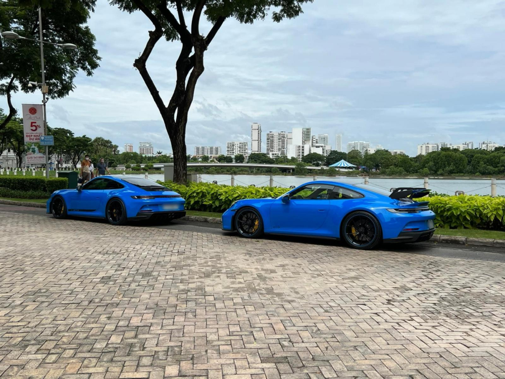 Cặp đôi Porsche 911 GT3 992 thả dáng tại hồ bán nguyệt, quận 7