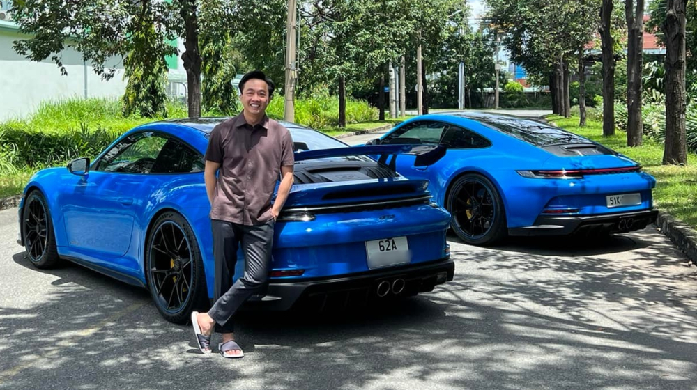 Cường Đô-la đứng cạnh xe Porsche 911 GT3 992 của người bạn thân để chụp ảnh