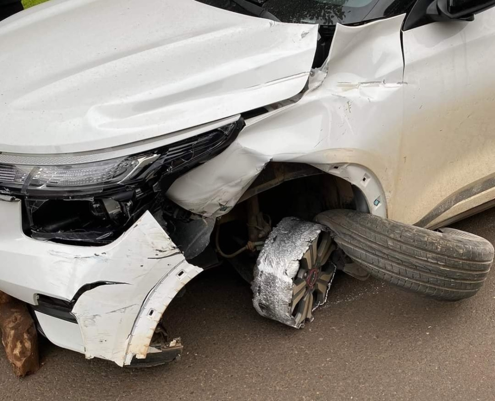 Chiếc Kia Seltos bị trơ vành của bánh trước bên trái Chiếc Kia Seltos bị trơ vành của bánh trước bên trái