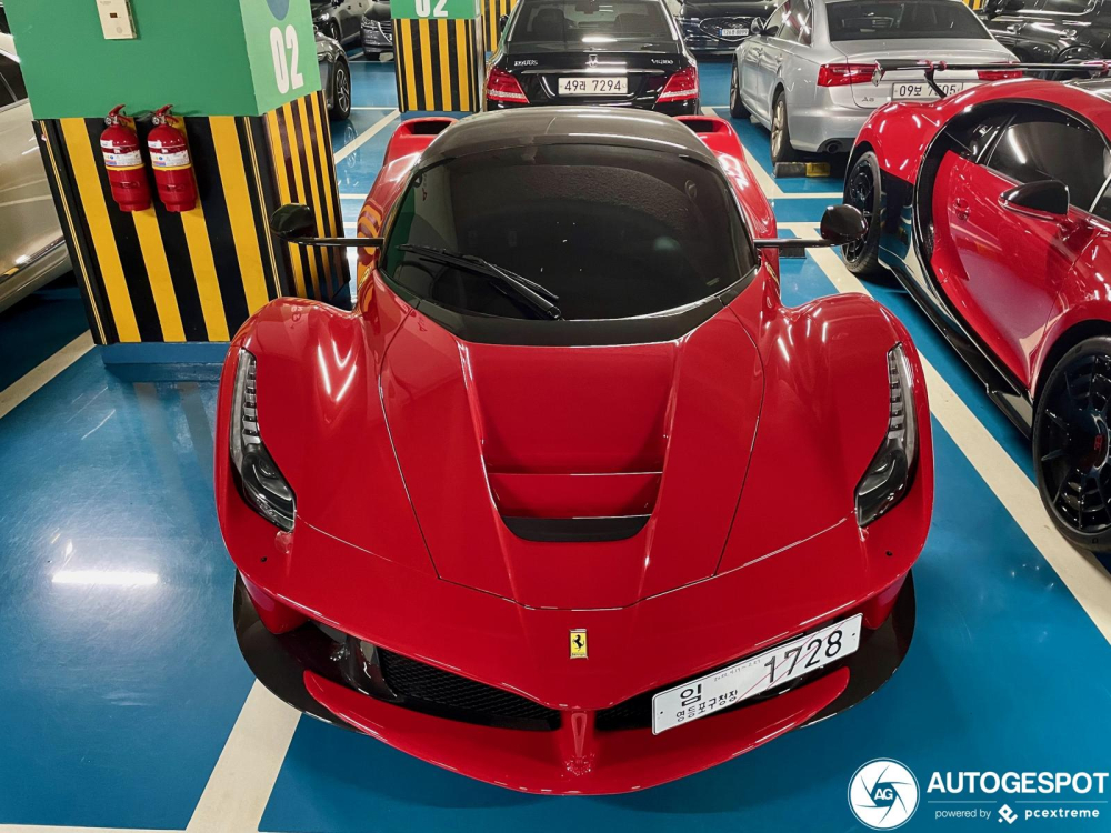 Cặp đôi Ferrari LaFerrari Aperta siêu hiếm của nhà giàu Hàn Quốc, nhìn thôi đã thấy chủ nhân giàu có Cặp đôi Ferrari LaFerrari Aperta siêu hiếm của nhà giàu Hàn Quốc, nhìn thôi đã thấy chủ nhân giàu có