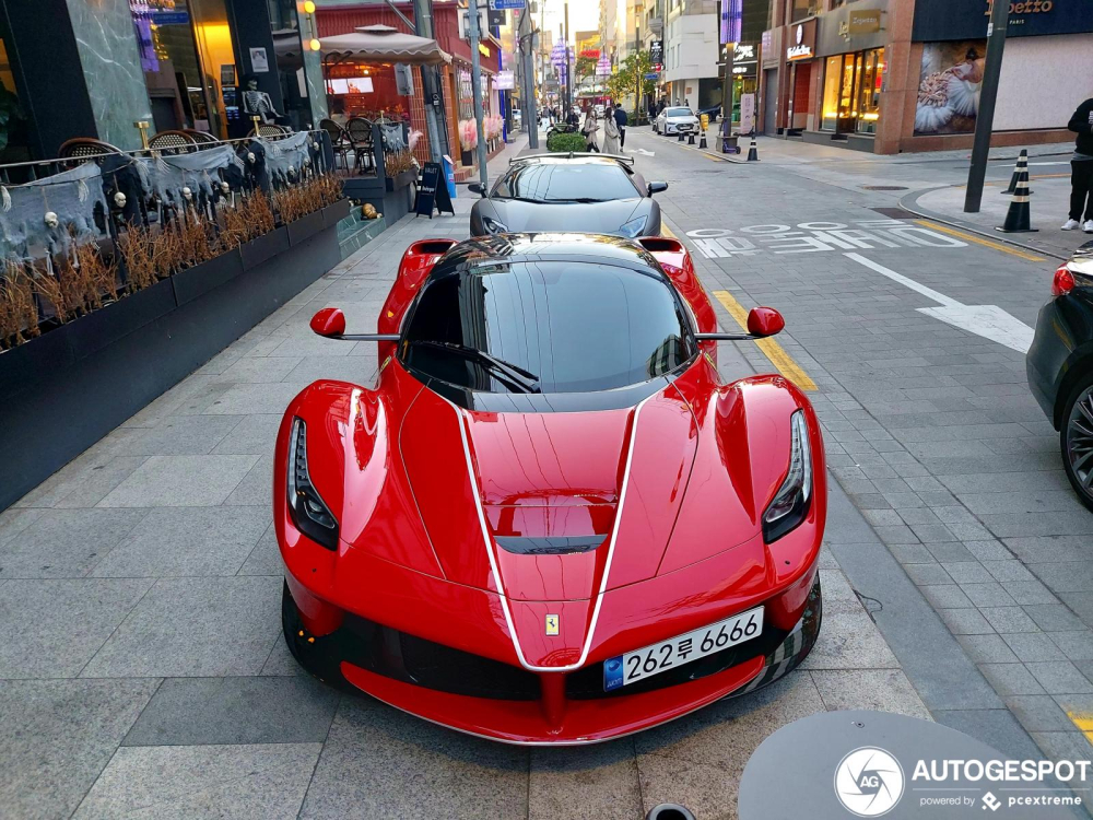 Cặp đôi Ferrari LaFerrari Aperta siêu hiếm của nhà giàu Hàn Quốc, nhìn thôi đã thấy chủ nhân giàu có Cặp đôi Ferrari LaFerrari Aperta siêu hiếm của nhà giàu Hàn Quốc, nhìn thôi đã thấy chủ nhân giàu có