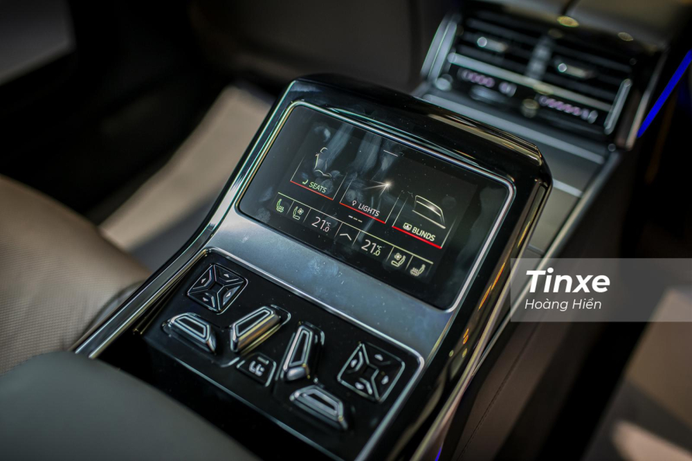 C&aacute;c t&aacute;c vụ điều chỉnh tr&ecirc;n Audi A8L 2022 đều được thực hiện th&ocirc;ng qua một m&agrave;n h&igrave;nh OLED 5,7 inch ở bệ t&igrave; tay.