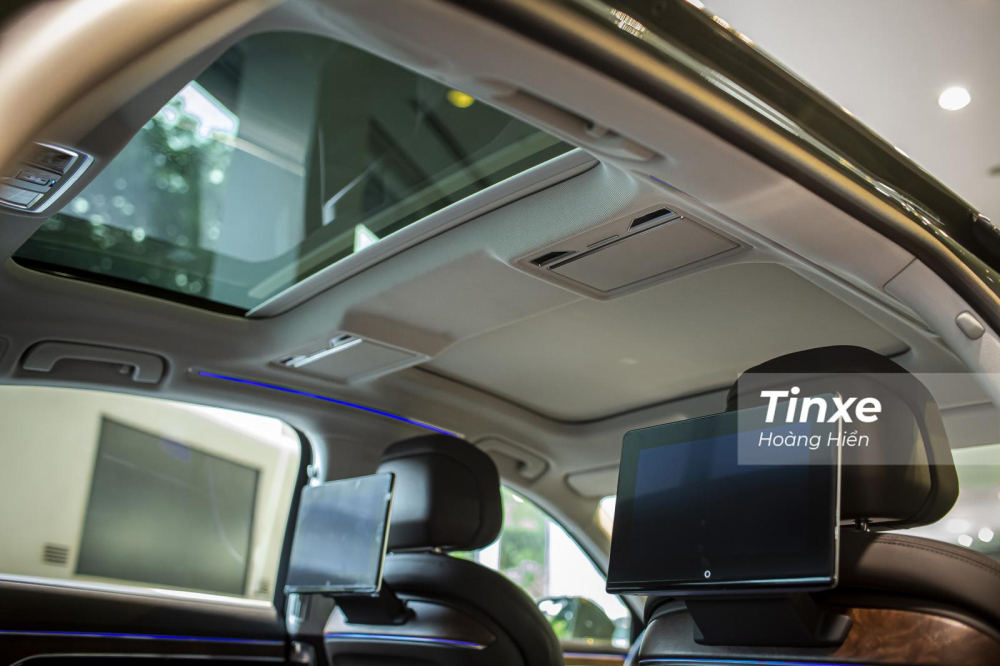 Audi A8L 2022 được trang bị 2 cửa sổ trời độc lập c&ugrave;ng với hệ thống r&egrave;m che nắng 2 b&ecirc;n v&agrave; ph&iacute;a sau.