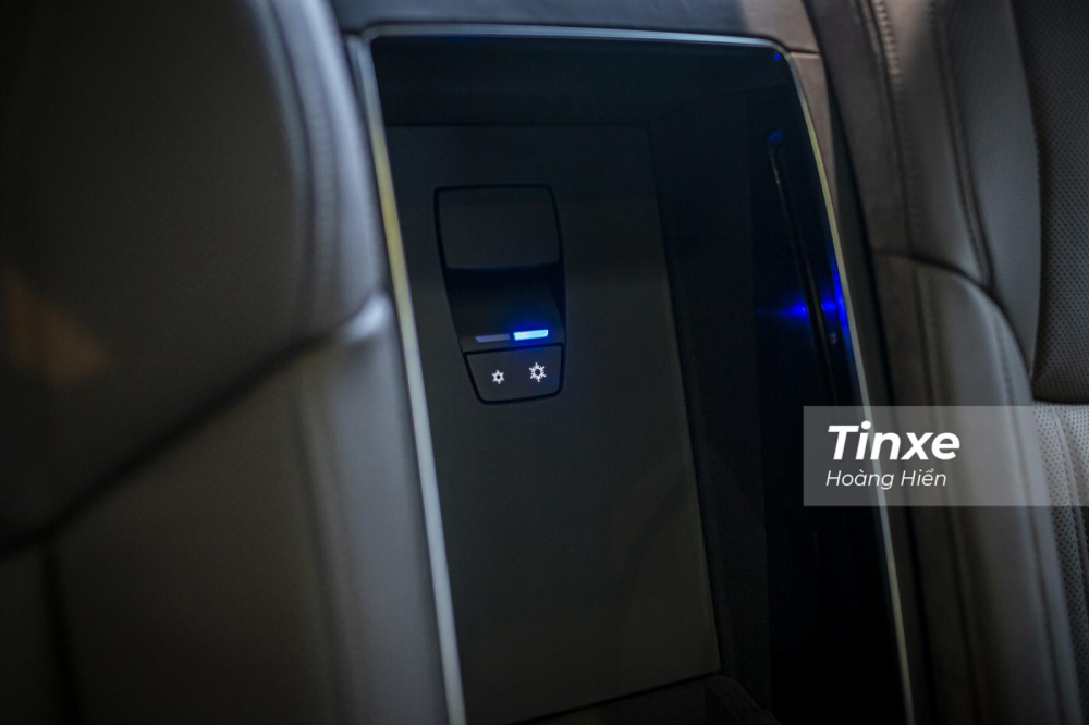 Ngo&agrave;i ra cũng phải kể đến hộp lạnh đặt ở h&agrave;ng ghế ph&iacute;a sau sẽ gi&uacute;p chủ nh&acirc;n của Audi A8L c&oacute; thể thoải m&aacute;i đem theo đồ uống ưa th&iacute;ch.
