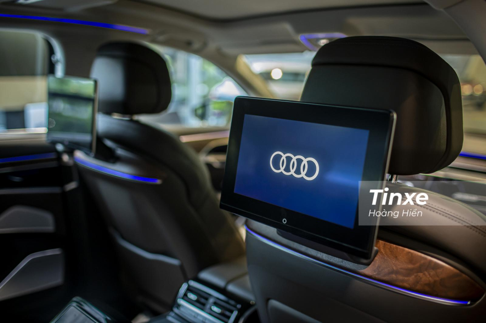 H&agrave;ng ghế ph&iacute;a sau c&ograve;n được trang bị 2 m&agrave;n h&igrave;nh 10 inch c&oacute; thể th&aacute;o rời l&agrave;m m&aacute;y t&iacute;nh bảng.