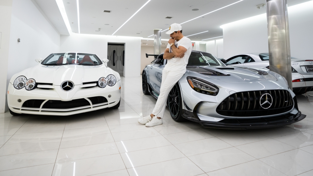 Manny Khoshbin cùng siêu xe đặc biệt Mercedes-AMG GT Black Series P One Edition Manny Khoshbin cùng siêu xe đặc biệt Mercedes-AMG GT Black Series P One Edition