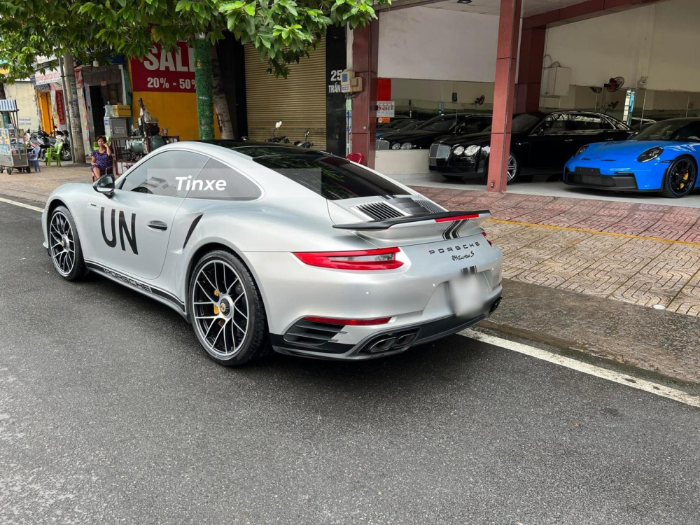 Ngoài đặt mua xe Porsche 911 Turbo S 991.2 chính hãng này, ông Vũ còn mua lại 2 xe Porsche 911 Turbo S 991.2 khác cũng được nhập chính hãng cho 1 khách hàng ở quận 7 và tỉnh Bình Dương Ngoài đặt mua xe Porsche 911 Turbo S 991.2 chính hãng này, ông Vũ còn mua lại 2 xe Porsche 911 Turbo S 991.2 khác cũng được nhập chính hãng cho 1 khách hàng ở quận 7 và tỉnh Bình Dương