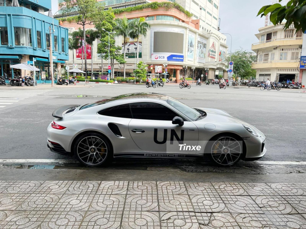 Hầu hết các xe thể thao, siêu xe, xe siêu sang hay SUV của ông Đặng Lê Nguyên Vũ đều dán logo UN Hầu hết các xe thể thao, siêu xe, xe siêu sang hay SUV của ông Đặng Lê Nguyên Vũ đều dán logo UN