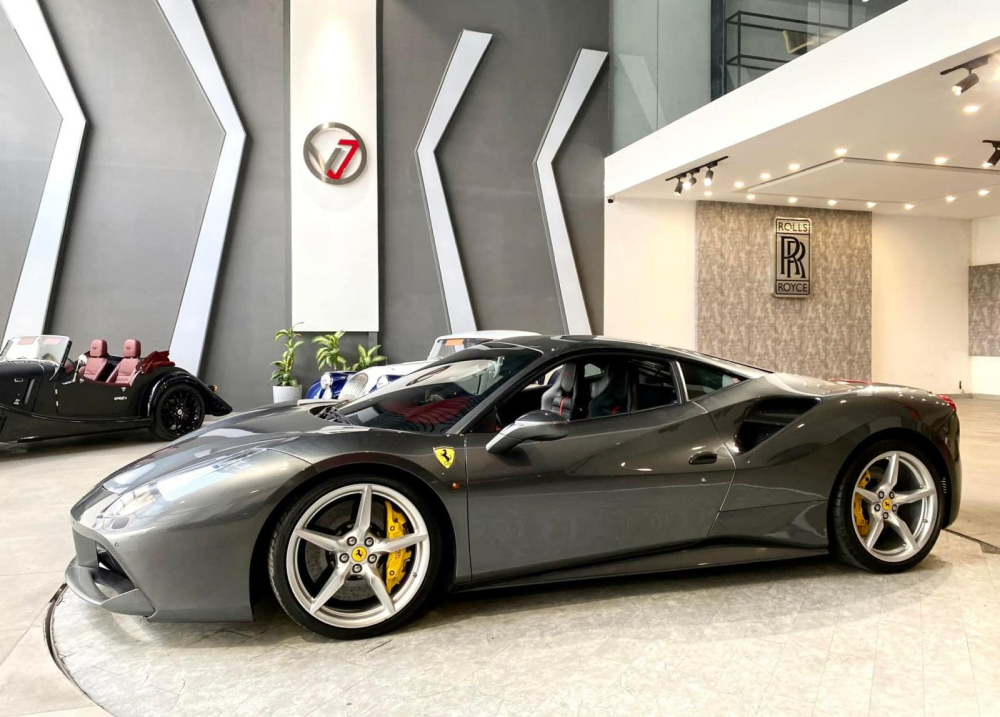 Bộ đôi Morgan Plus Six và Ferrari 488 GTB này của 1 công ty nhập khẩu xe tại Sài thành Bộ đôi Morgan Plus Six và Ferrari 488 GTB này của 1 công ty nhập khẩu xe tại Sài thành