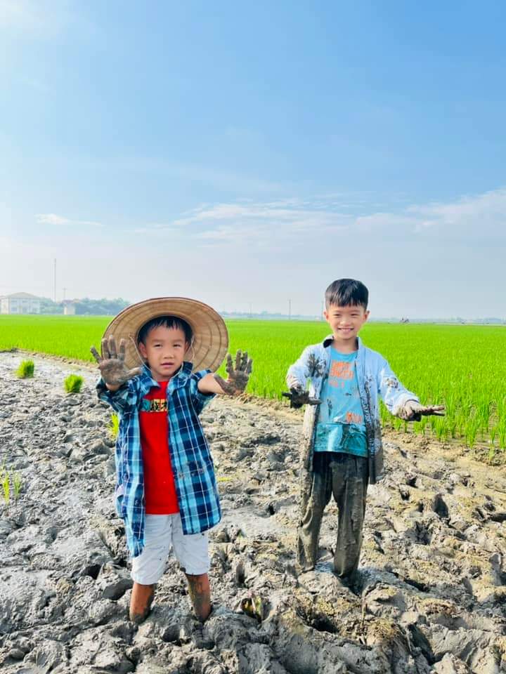 Những chuyến đi chơi xa giúp các con được trải nghiệm nhiều hơn.