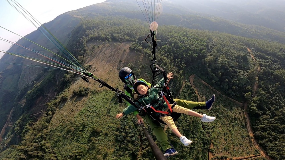 Thay vì đi xem phim, đọc sách, các con của chị Nga còn được thử thách với trò chơi mạo hiểm như nhảy dù.