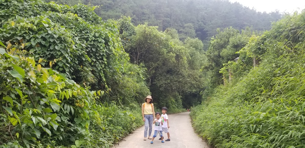 Chị Nga thường đưa các con đi chơi vào mỗi dịp cuối tuần. Để các con có nhiều cơ hội khám phá, gần gũi thiên nhiên.