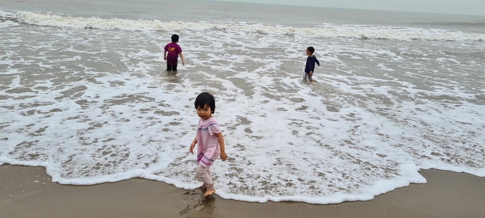 Chị Nga đã cho các con gần gũi với thiên nhiên từ khi còn rất bé.
