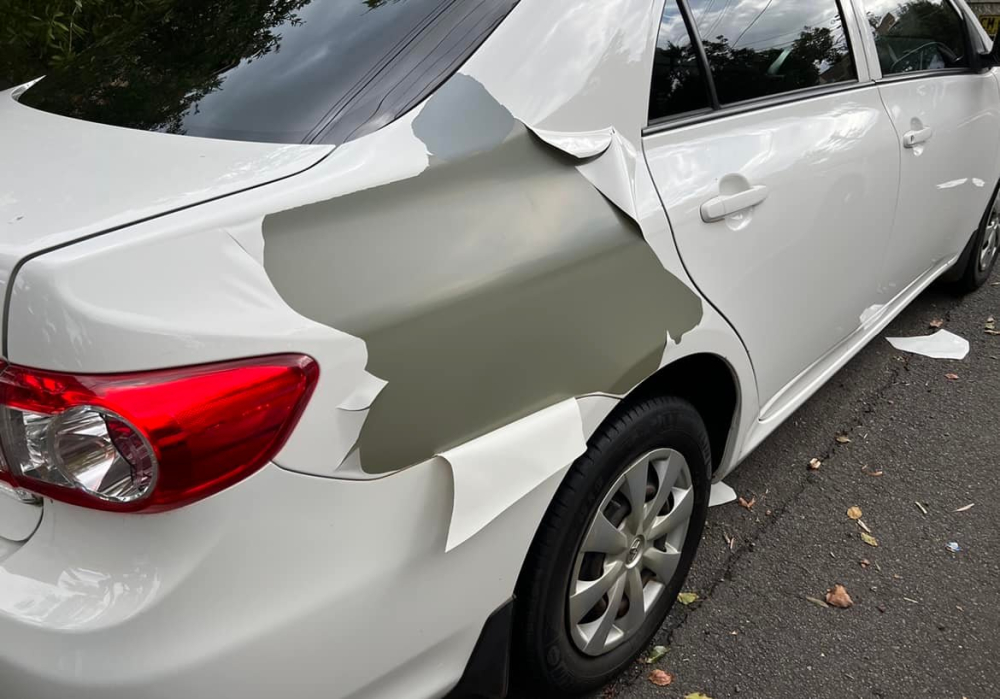 Theo hãng Toyota, nguyên nhân của tình trạng này có thể là do xe bị tiếp xúc lâu ngày với ánh nắng mặt trời/tia cực tím Theo hãng Toyota, nguyên nhân của tình trạng này có thể là do xe bị tiếp xúc lâu ngày với ánh nắng mặt trời/tia cực tím