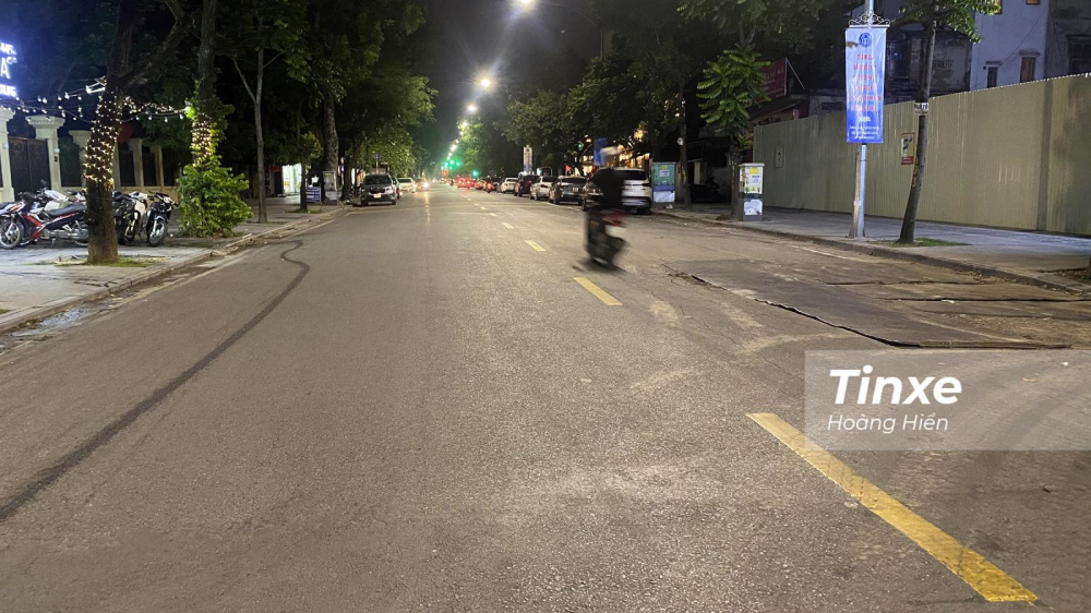 Vạch kẻ đường màu vàng đã được kẻ trên các tuyến phố Vạch kẻ đường màu vàng đã được kẻ trên các tuyến phố